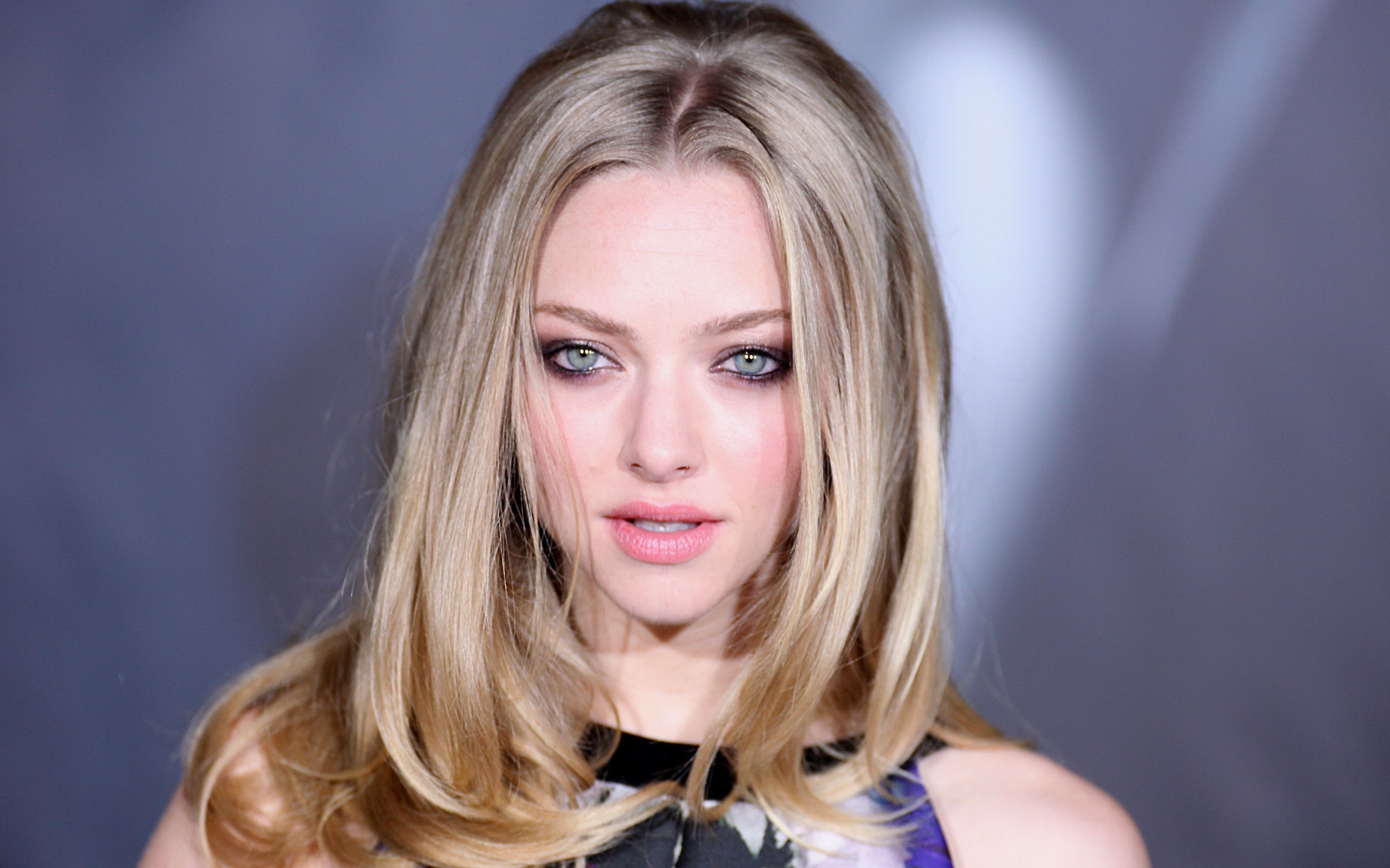 Amanda Seyfried HD Wallpaper: Stunning American Actress with Blue Eyes