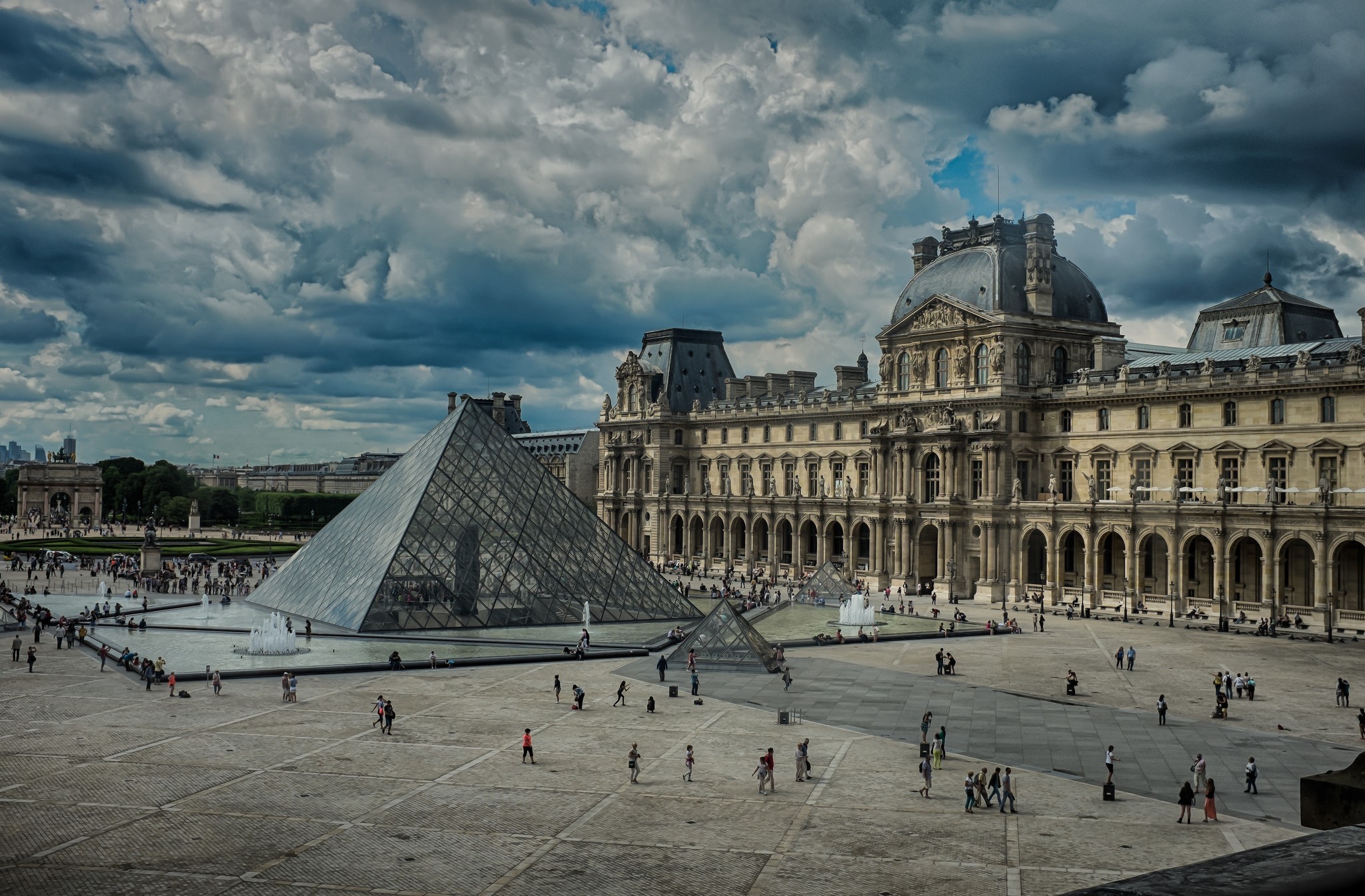 Stunning HD Wallpaper of The Louvre's Iconic Pyramid in Paris