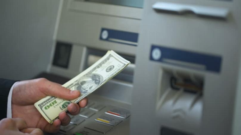 مصادر مقربة من الحكومة: تحديد سعر سحوبات الدولار من المصارف متوقف عند هذا الأمر!