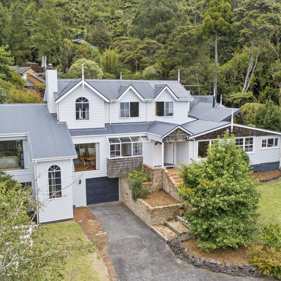 Free property data for 207 Woodlands Park Road, Titirangi, Auckland