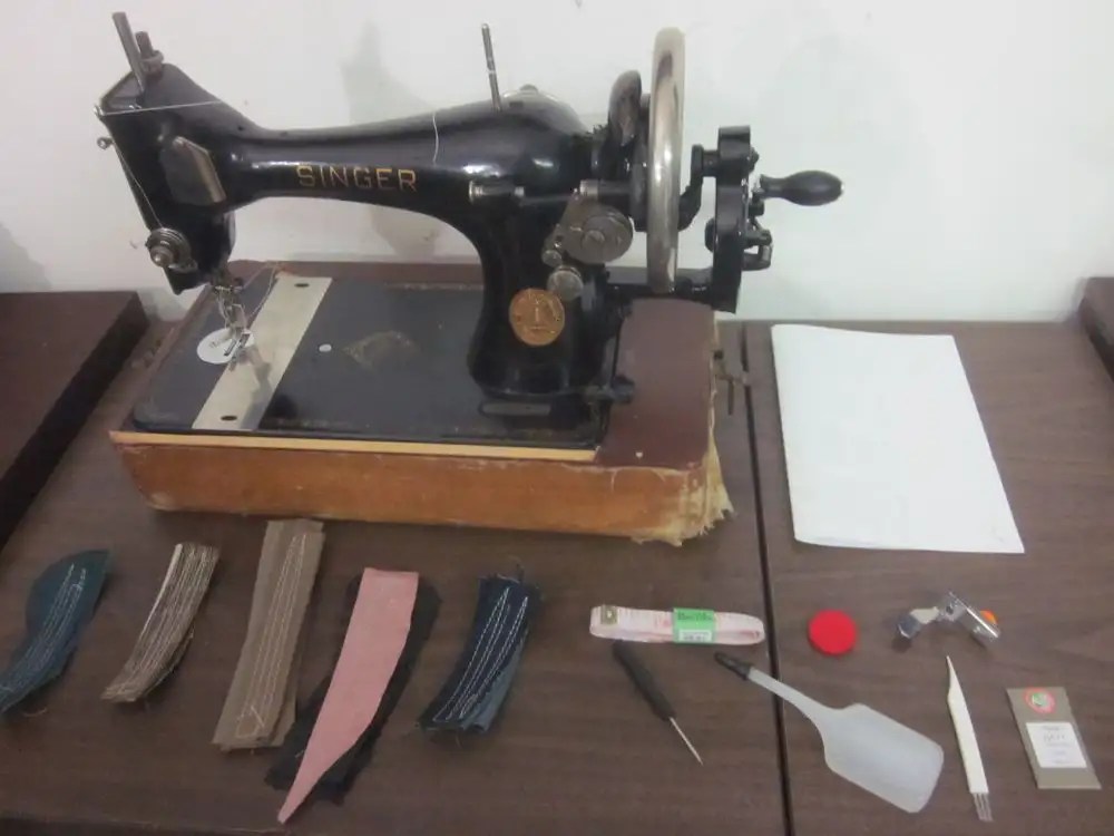 SINGER 27 HEAVY DUTY HAND CRANK SEWING MACHINE DENIM CANVAS VINYL