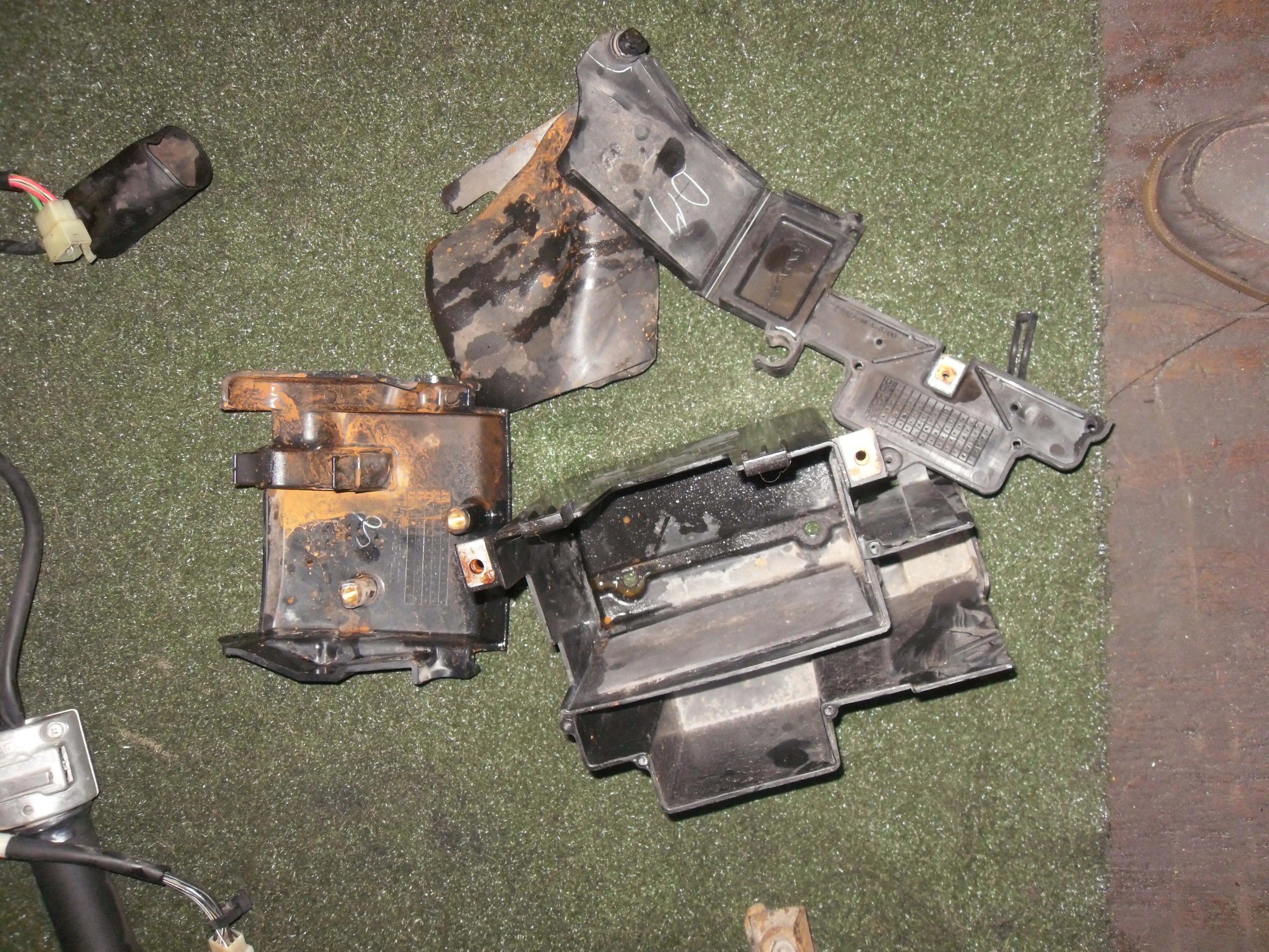 2006 HONDA VTX1300 vtx 1300 BATTERY BOX AN TOOL BOX HOLDER