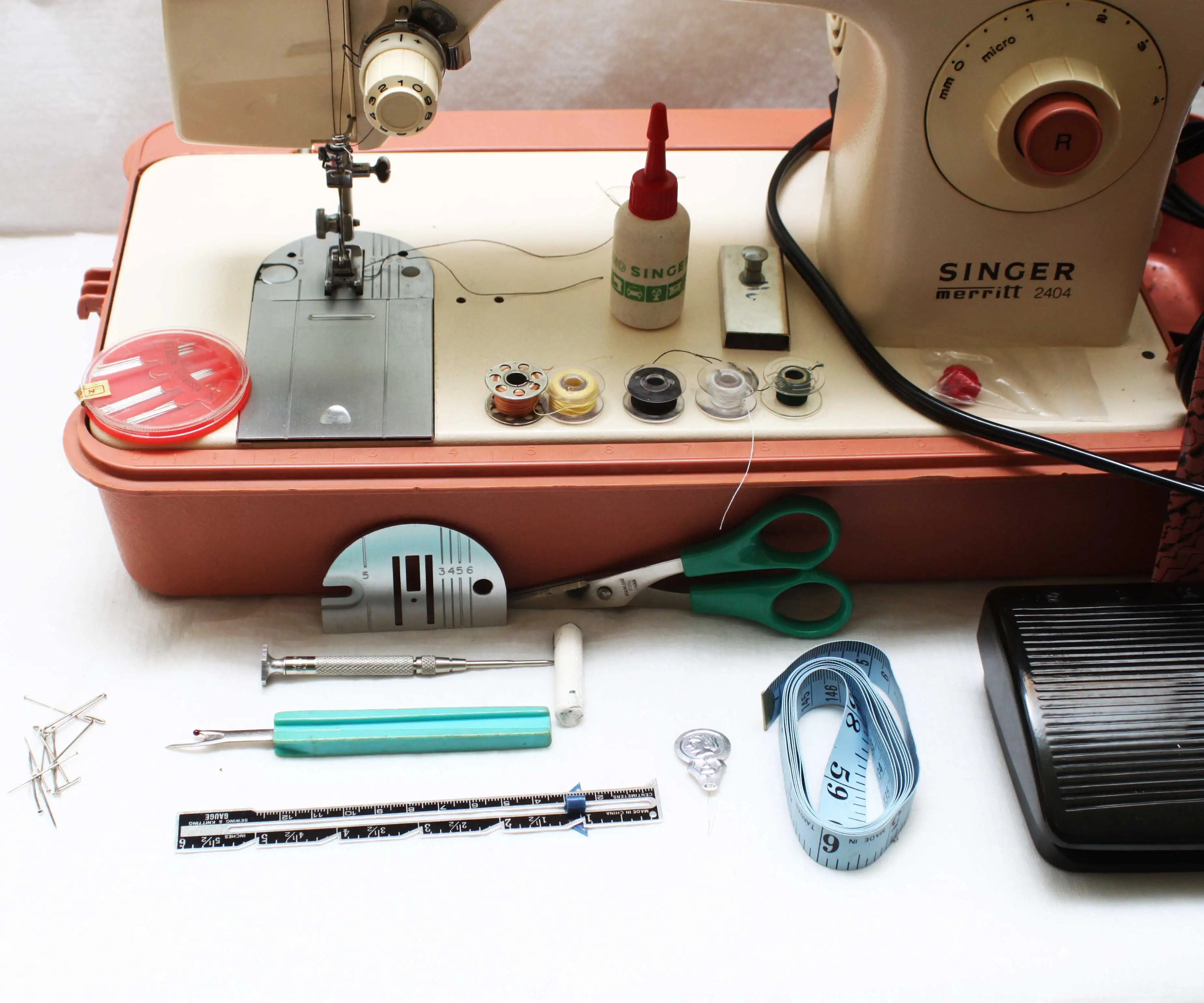 Beautiful Singer Merritt 2404 Sewing Machine / Heavy Duty Portable