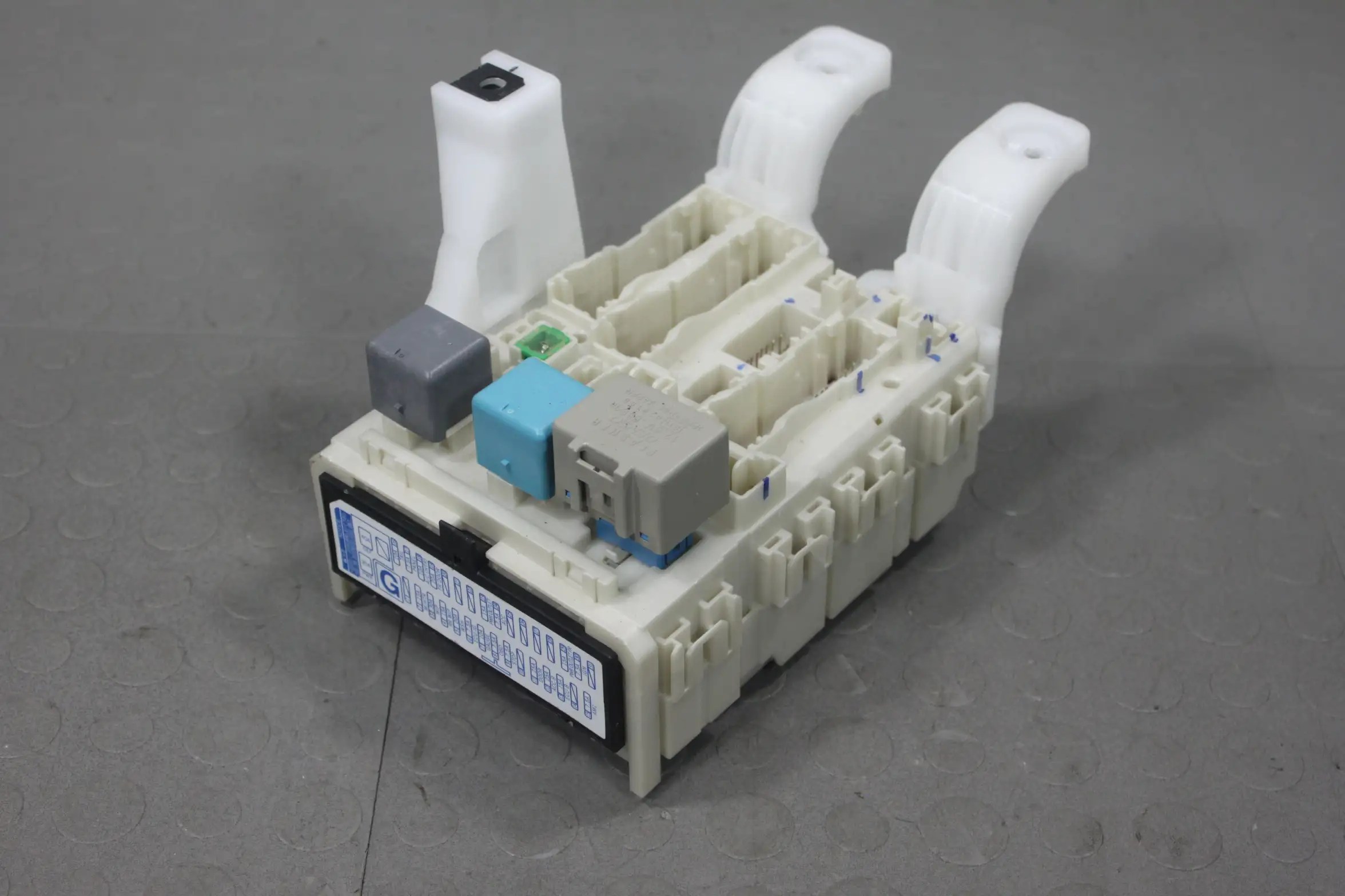 04 06 Toyota Prius Drivers Side Junction Block Multiplex Relay Box