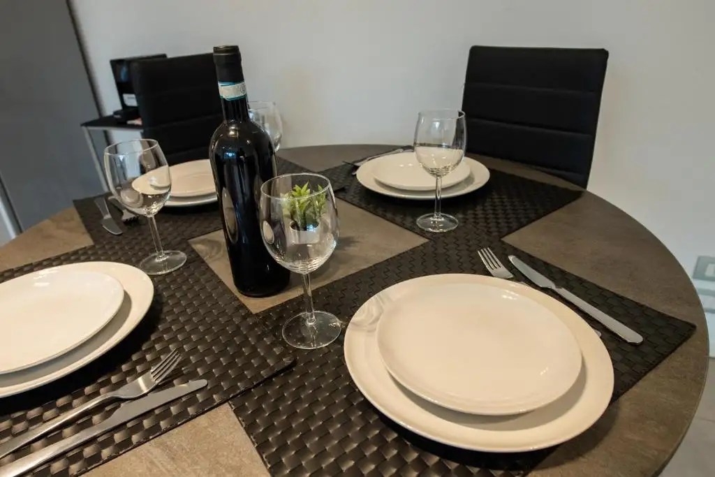 What Color Placemats For Dark Wood Table