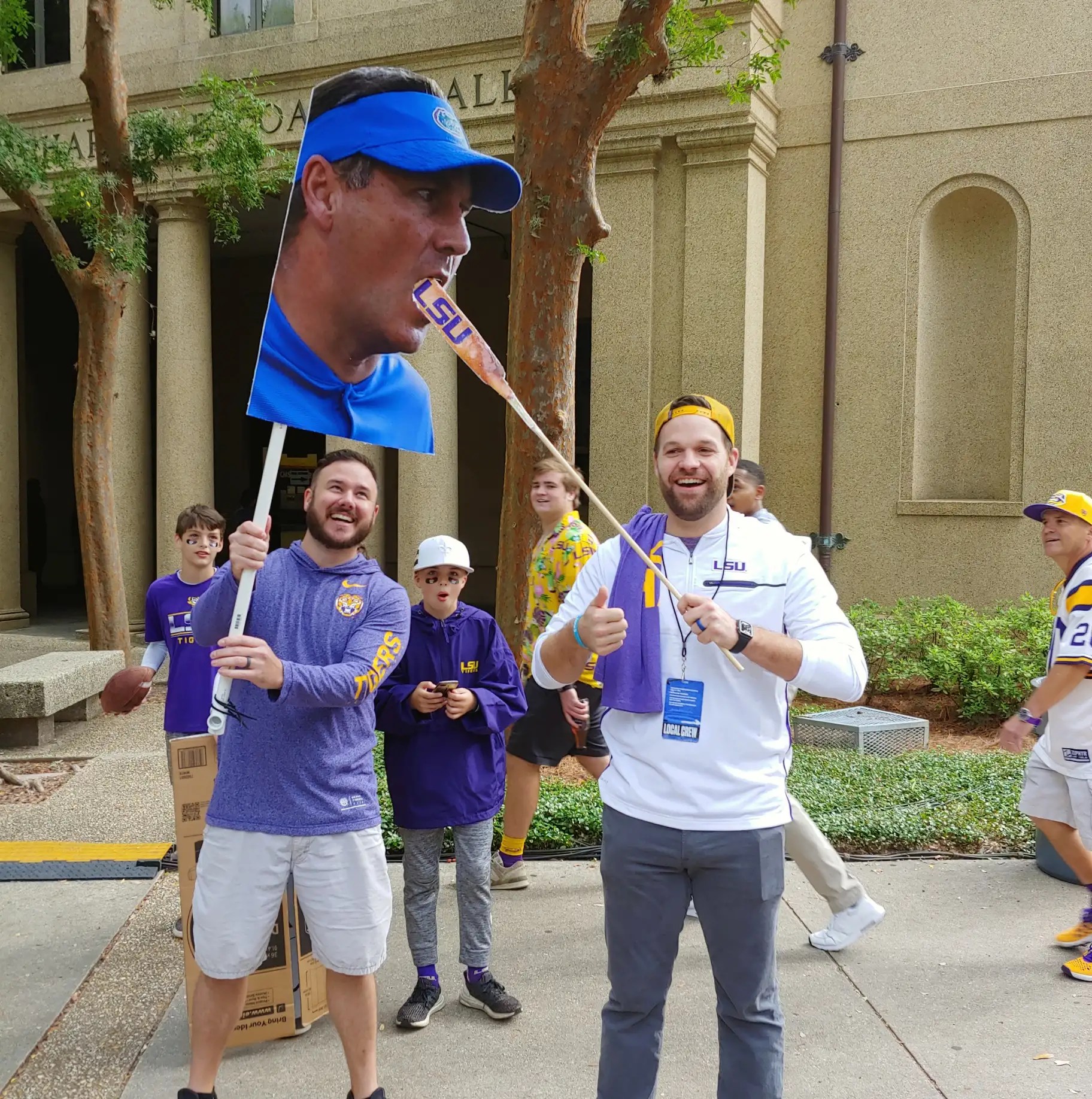 I'm the LSU corndog sign guy and I got a pic with Flynn today