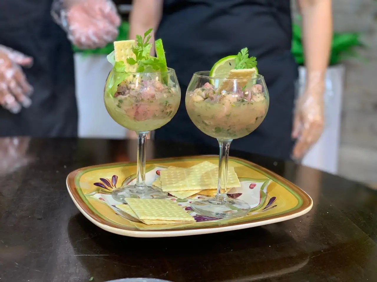 Pareja emprendedora arrasa con venta de ceviche peruano en San Pedro Sula