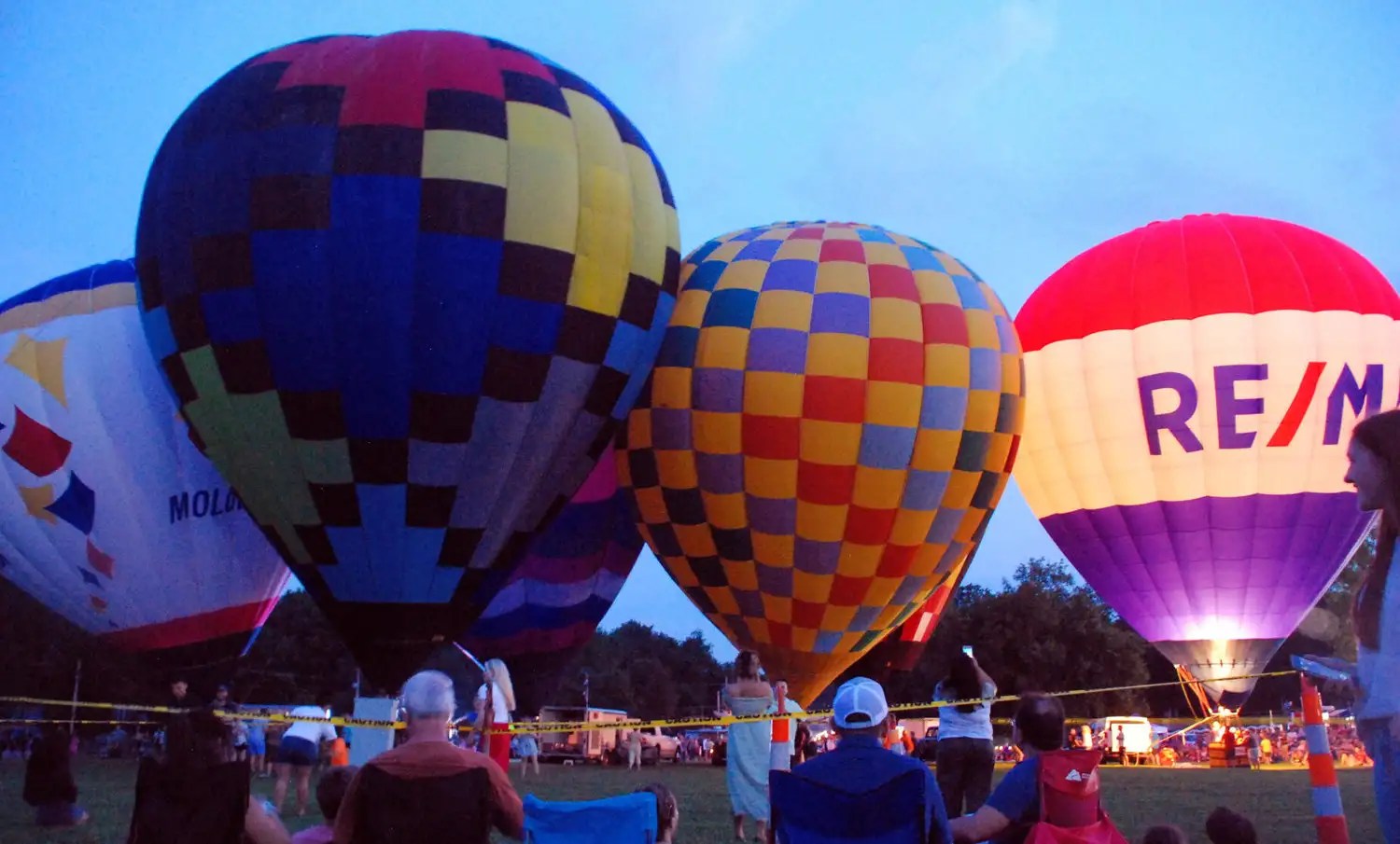 Outdoor Balloon Garland Ideas