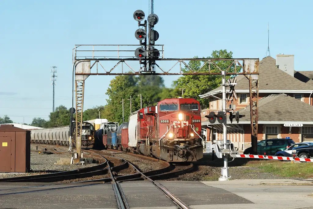 Elkhart, Ind. CP421 News Indiana Railroads Bull Session