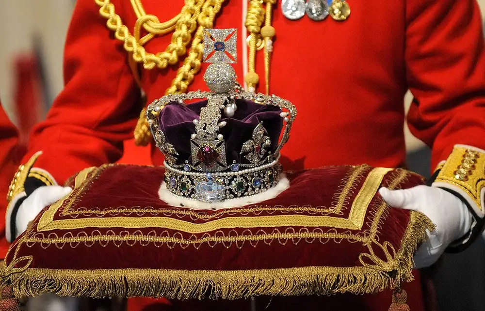 How Much Does The Royal Crown Weigh