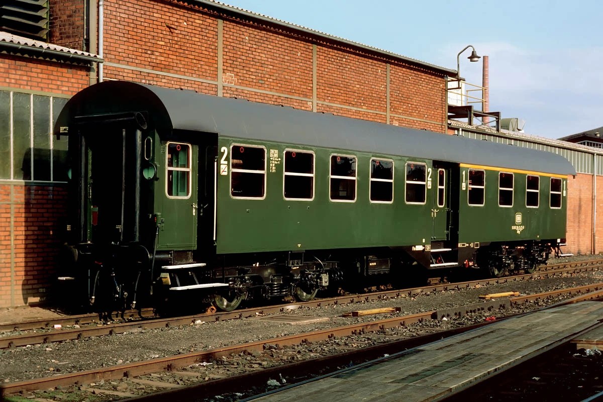 Die vierachsigen DBUmbauwagen (Archivbeitrag 4yg; m25B) Eisenbahn. Ansichten.