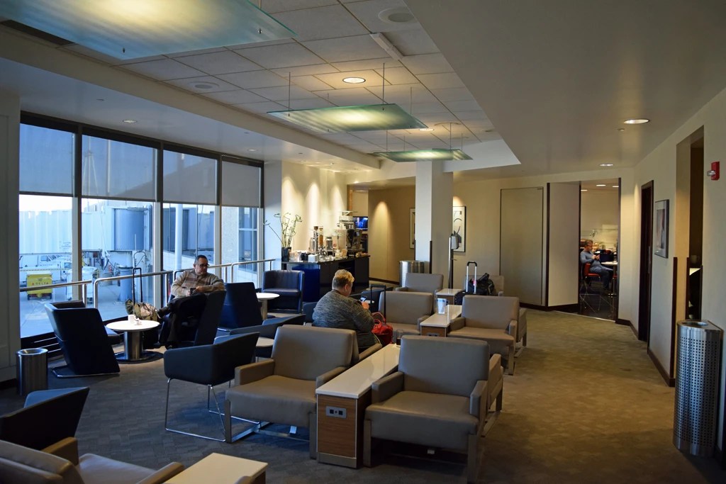 Delta First Class + Sky Club MKEATLFLL (pics)