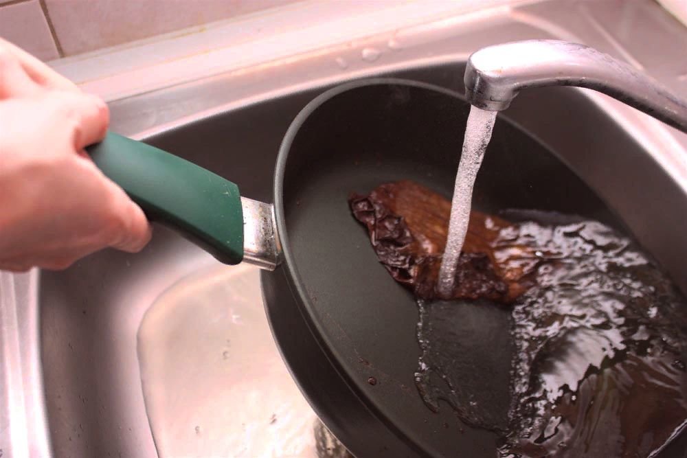 Why frying pans should not be filled with cold water: how to wash a