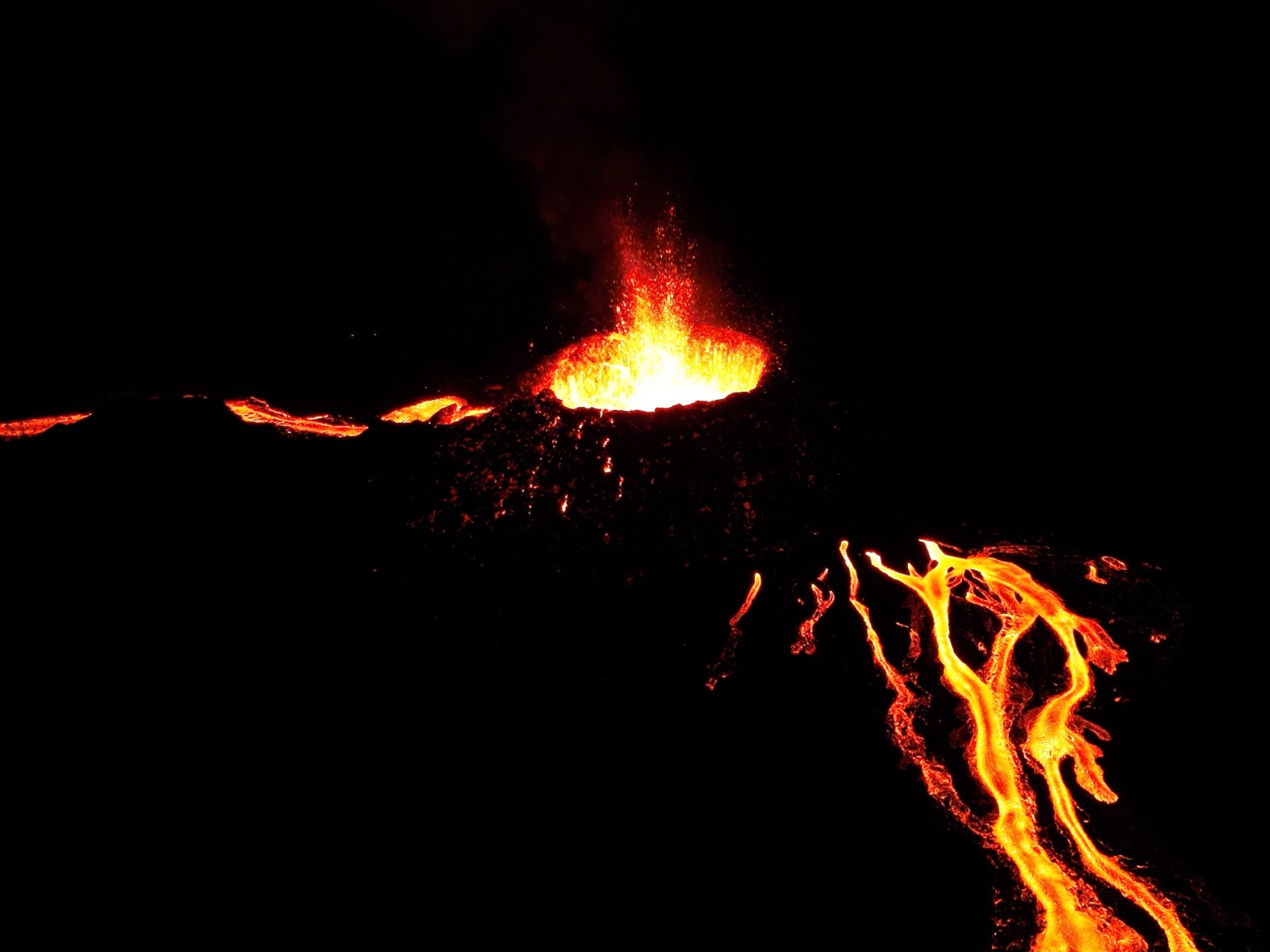 Piton de la Fournaise le cône volcanique continue son édification, la