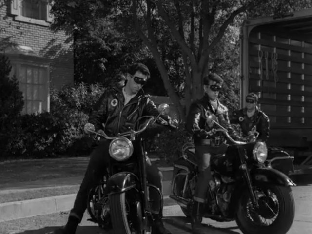 IMCDb.org: Harley-Davidson Duo Glide in "The Twilight Zone ... (640 x 480 Pixel)