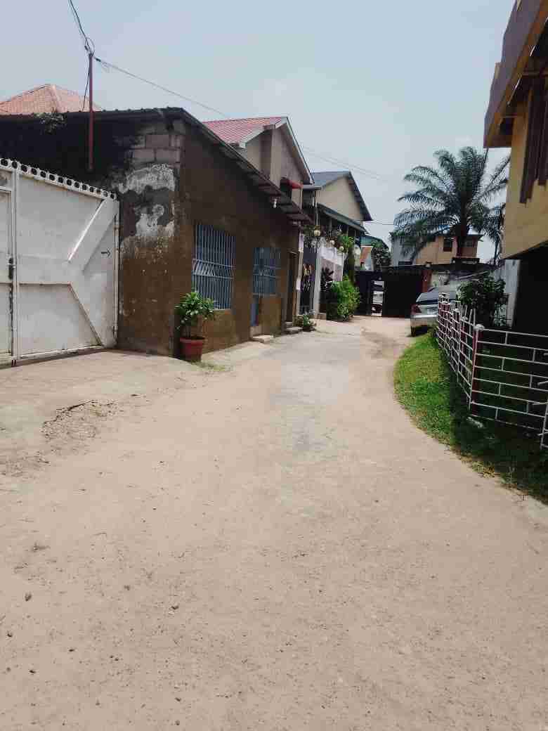 BIENS A VENDRE, Terrain / parcelle, Nombre de chambre(s) peu importeLieu Kinshasa Ngaliema