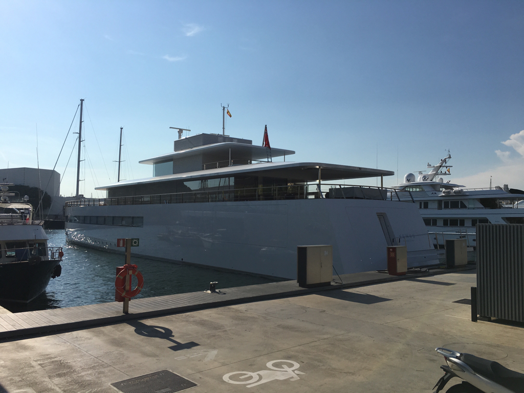 L'image du jour le yacht de Steve Jobs est à quai à Barcelone