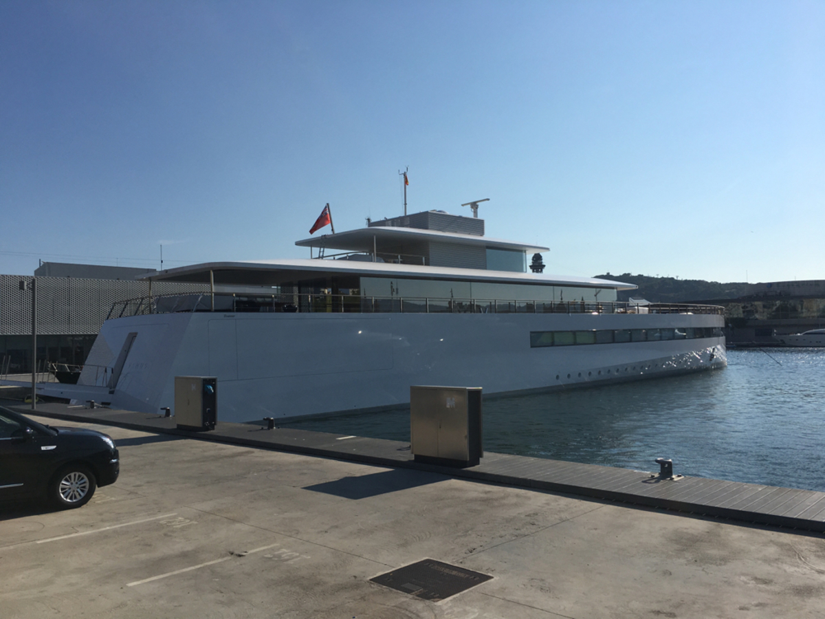 L'image du jour le yacht de Steve Jobs est à quai à Barcelone