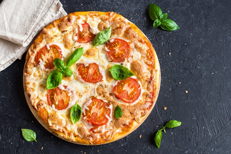 How to Make Pizza In a Convection Oven LEAFtv
