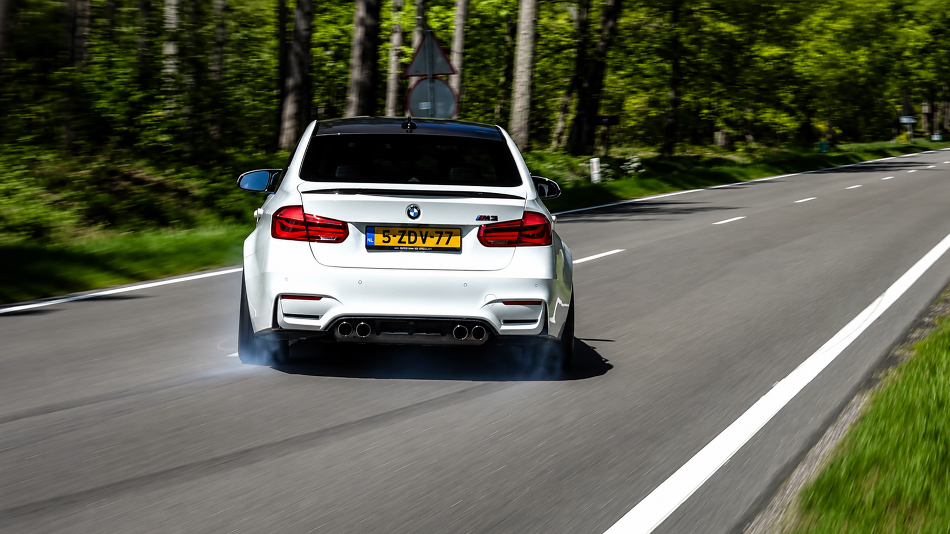BMW M3 acceleration turns into a scary moment
