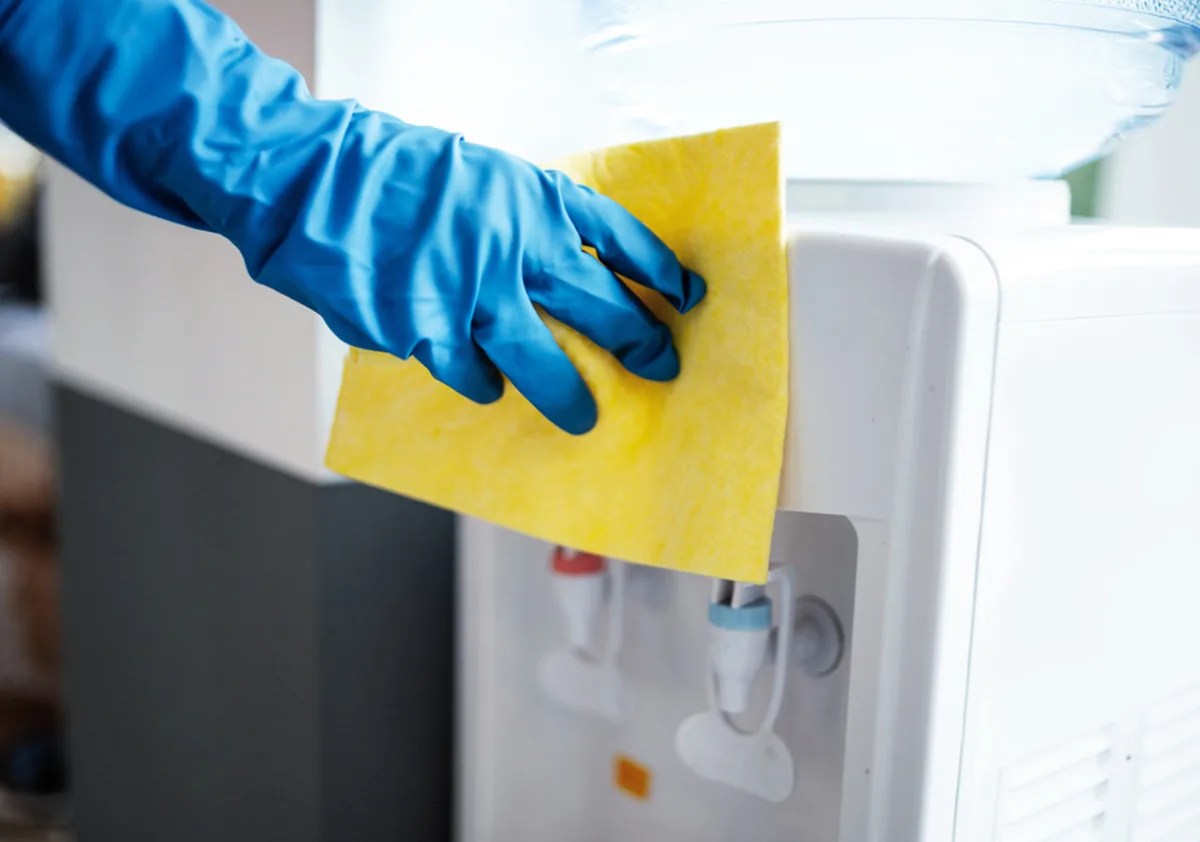 خطوات تنظيف براد الماء للتخلص من البكتيريا والجراثيم