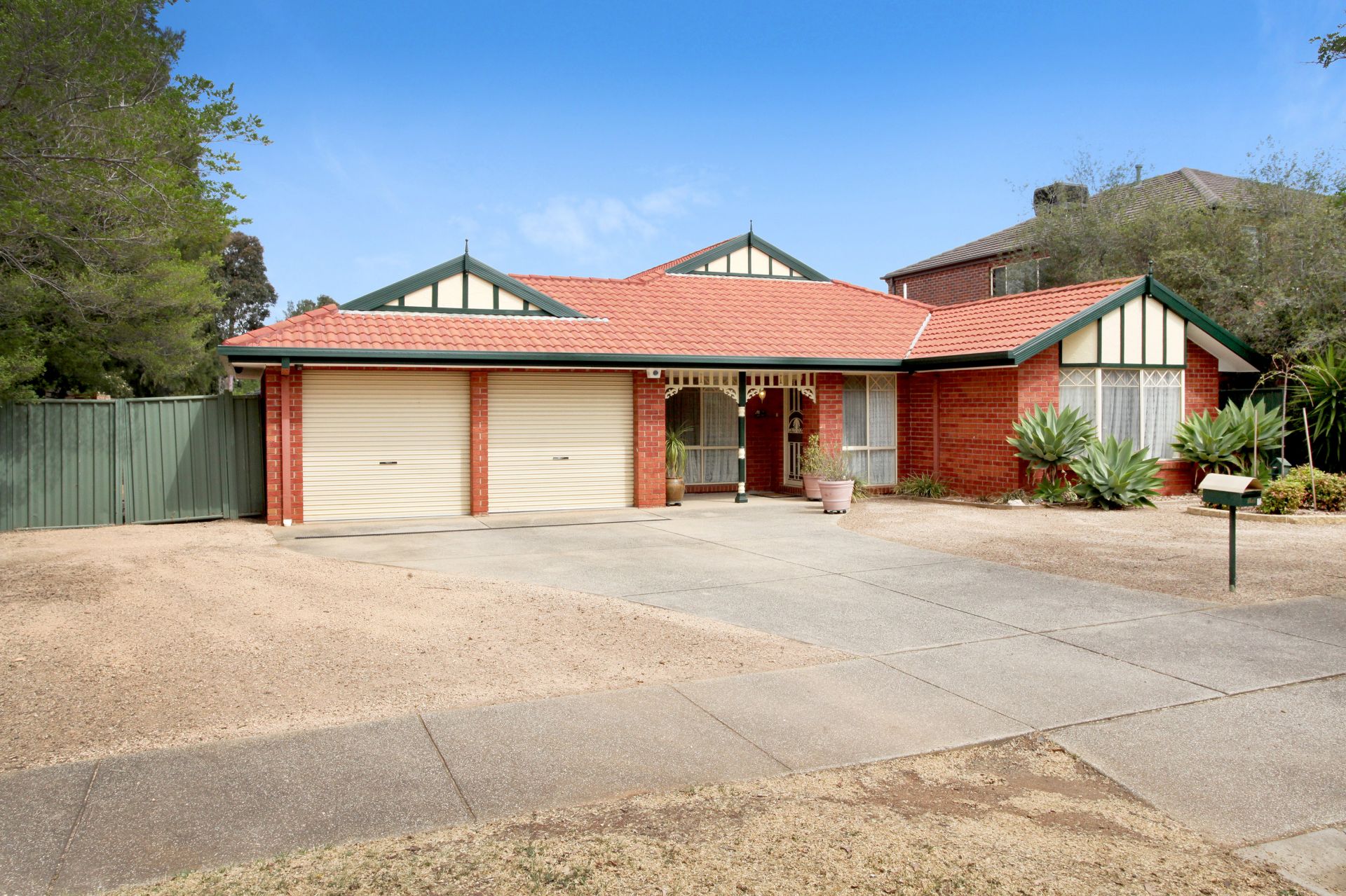 8 Learmonth Court, CAROLINE SPRINGS Sweeney Estate Agents
