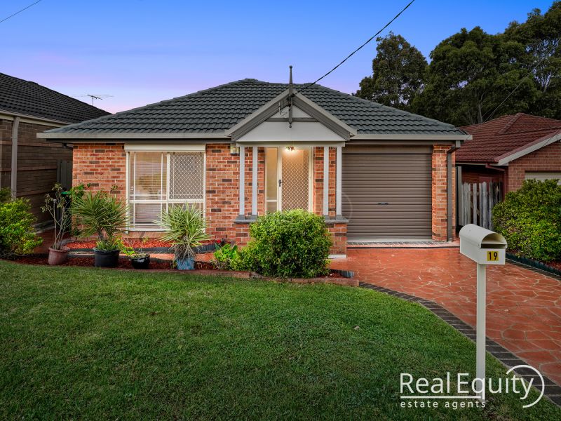 Real Estate For Sale 19 Gunners Mews Holsworthy , NSW