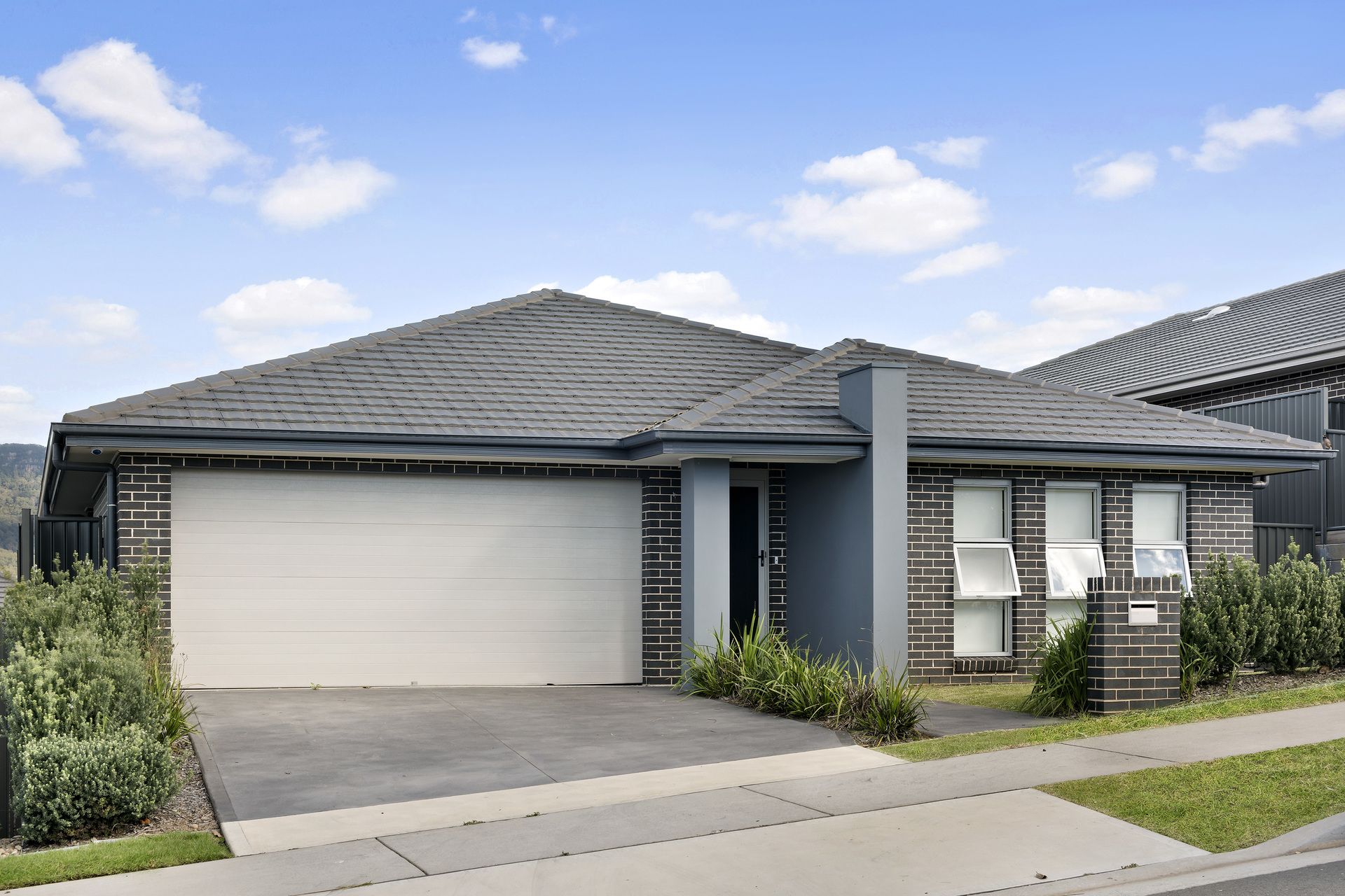 10 Farmgate Crescent, Calderwood First National Coast & Country Real
