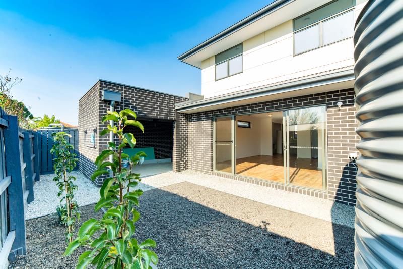 2/8 McRae Avenue, St Albans Sweeney Estate Agents