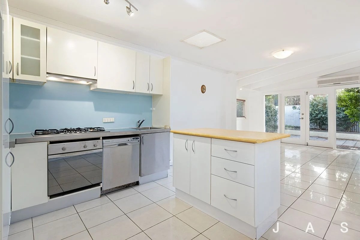 8 Kensington Road, Kensington Jas Stephens
