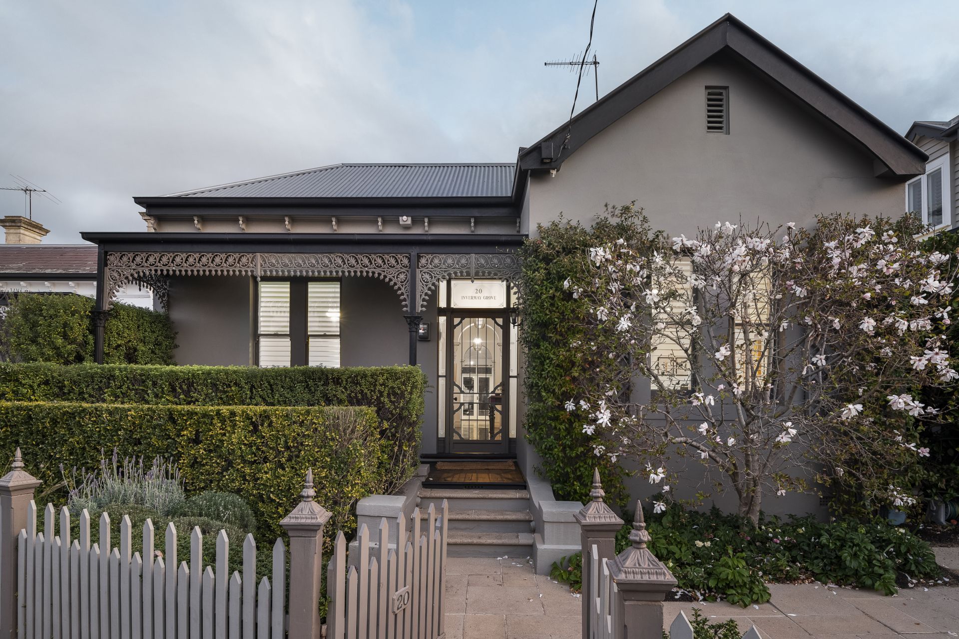 Kay & Burton 20 Invermay Grove, Hawthorn East