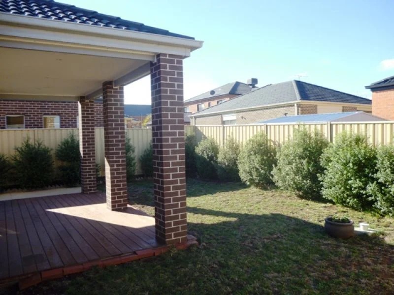 5 Stradbroke Gardens, CAROLINE SPRINGS Sweeney Estate Agents