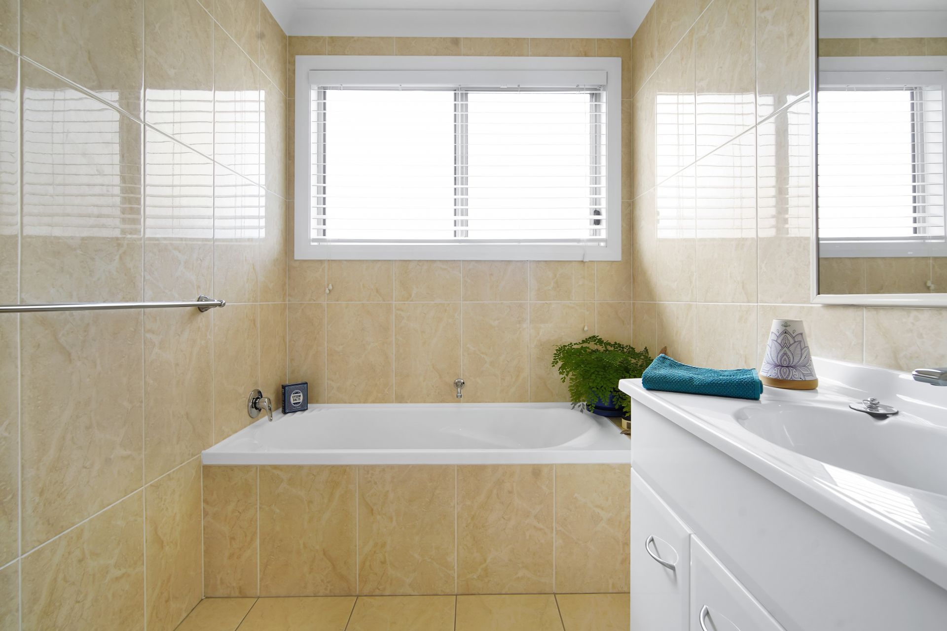 Real Estate For Lease 1/42 Hughes Crescent Kiama Downs , NSW