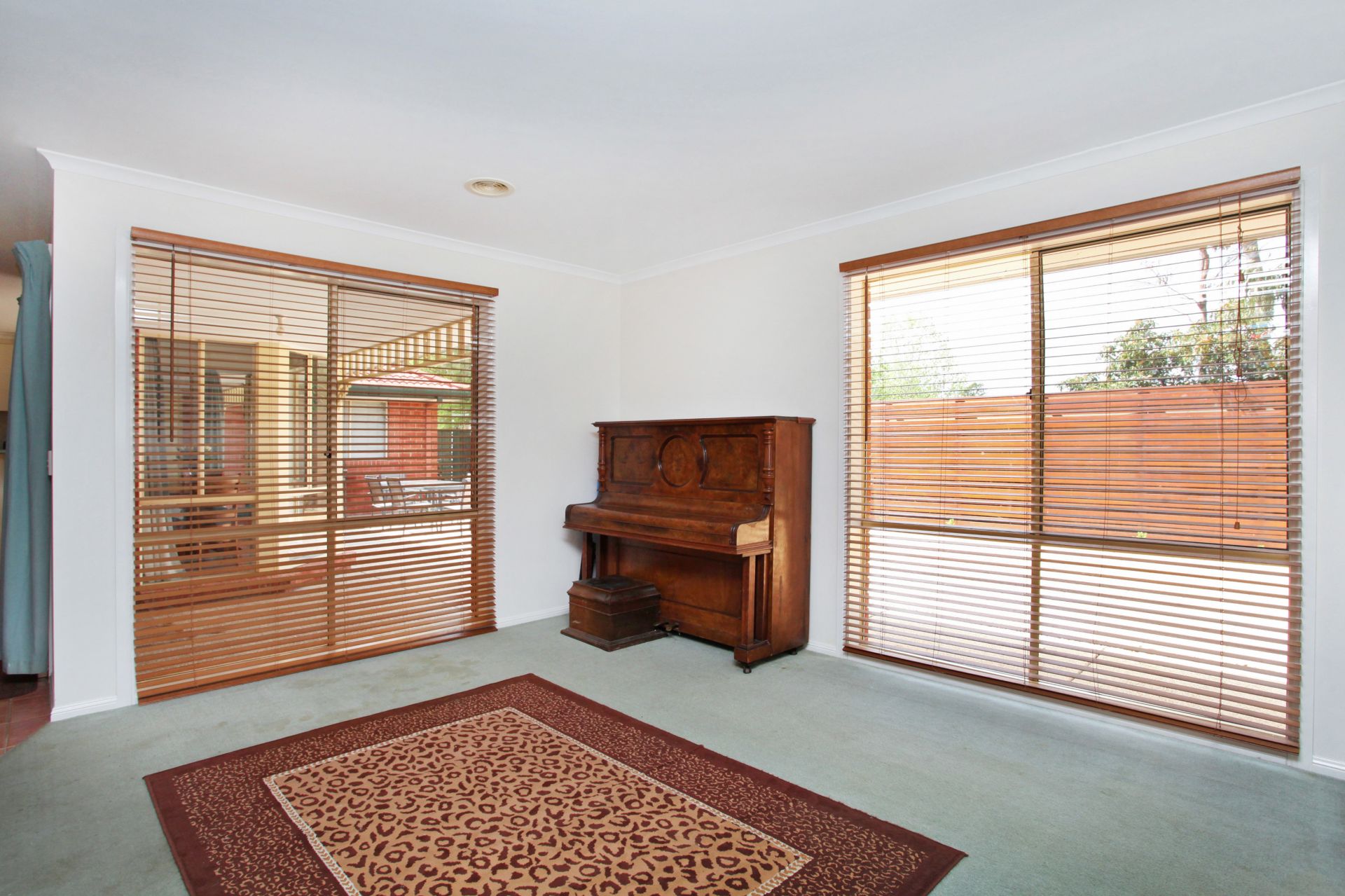 8 Learmonth Court, CAROLINE SPRINGS Sweeney Estate Agents