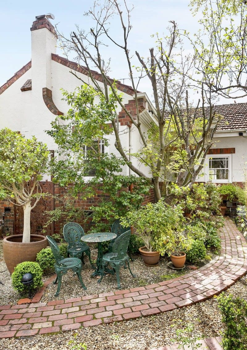 2 Ranelagh Court, Glen Iris J A CAIN Real Estate