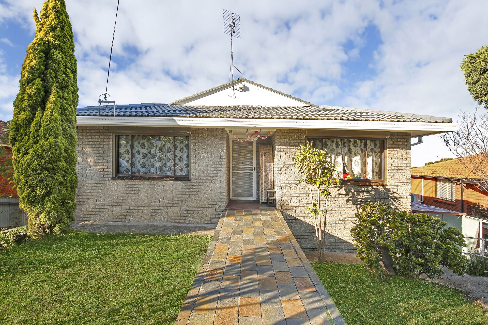 Real Estate For Lease 1/49 Denise Street Lake Heights , NSW