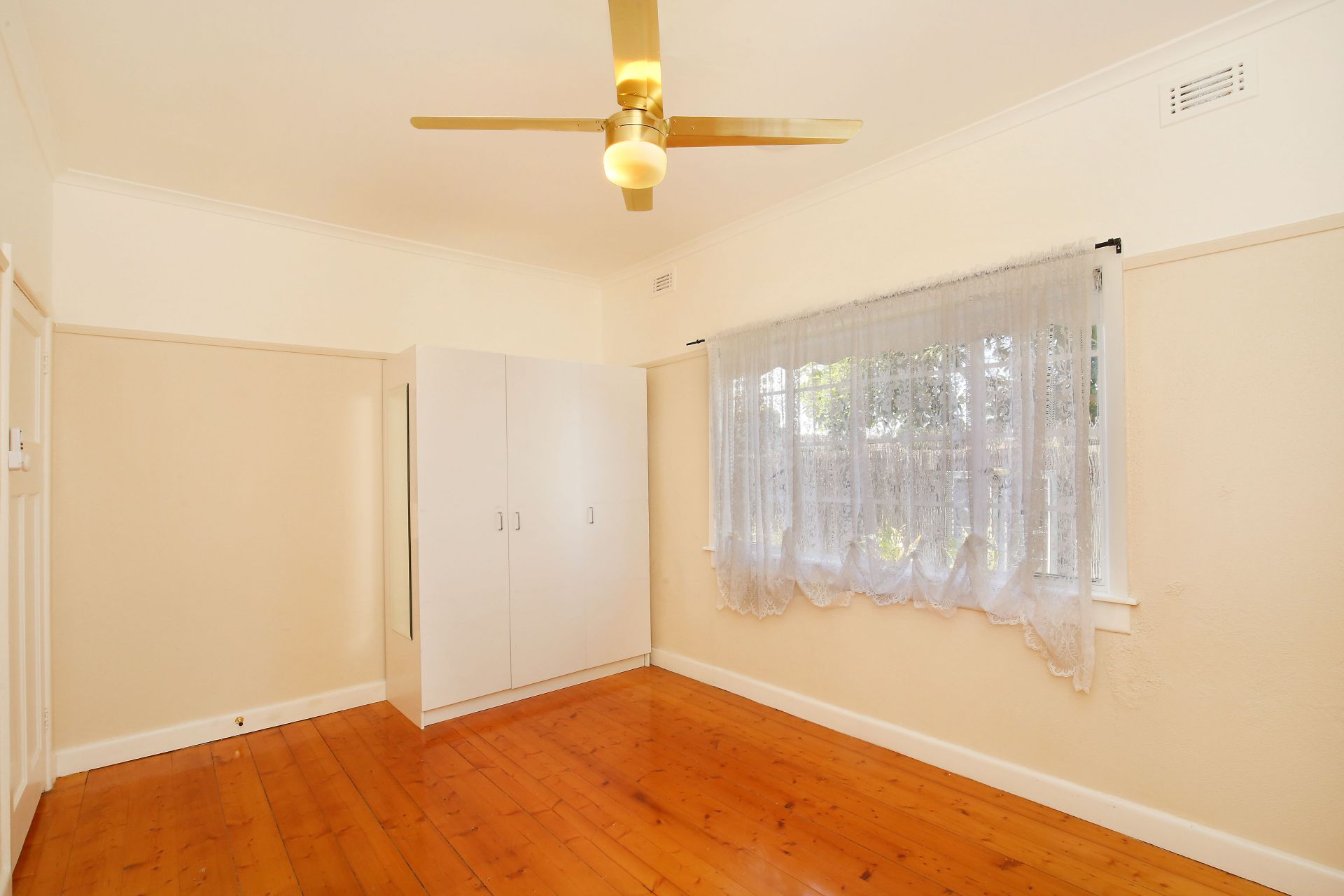 Real Estate For Lease 33 Banbury Road Reservoir , VIC