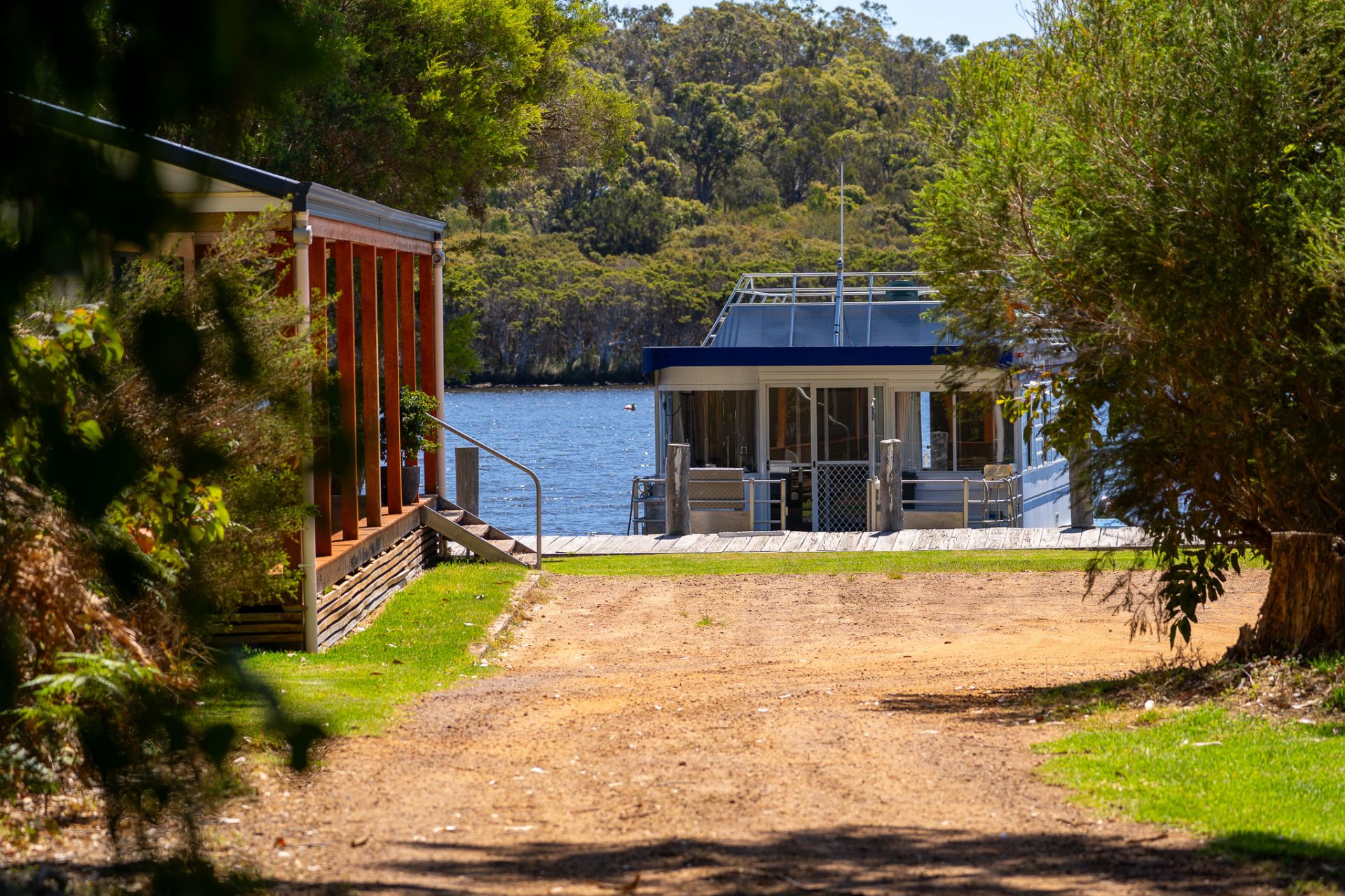 " Houseboat Holidays", Walpole Zephyr Real Estate