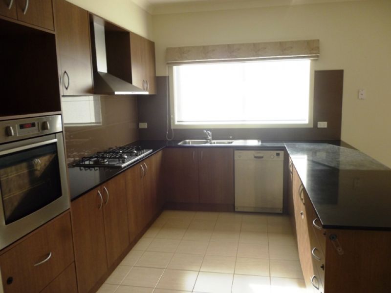 5 Stradbroke Gardens, CAROLINE SPRINGS Sweeney Estate Agents