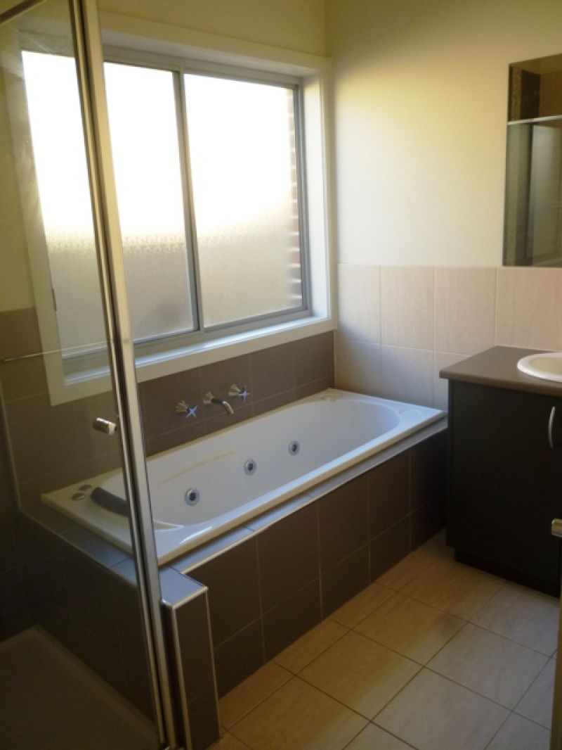 5 Stradbroke Gardens, CAROLINE SPRINGS Sweeney Estate Agents