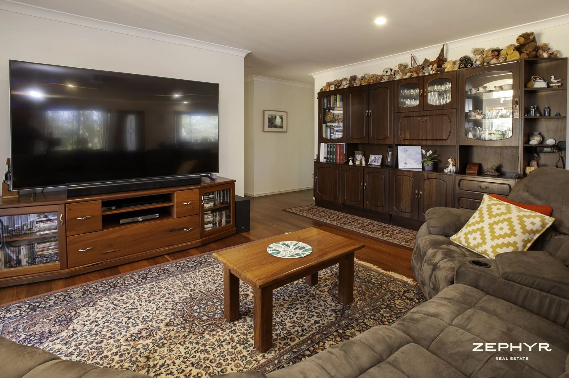 " Houseboat Holidays", Walpole Zephyr Real Estate