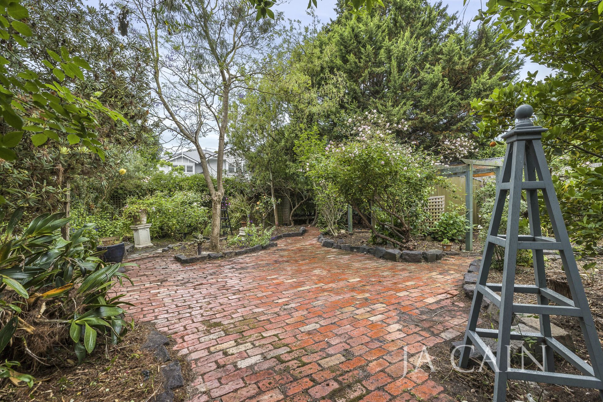 29 Milverton Street, Camberwell J A CAIN Real Estate