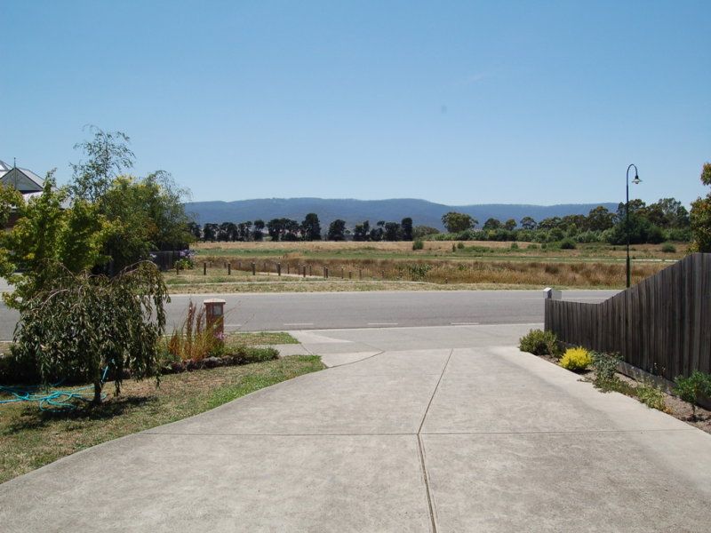 Real Estate For Sale 33 Oakbank Boulevard Whittlesea , VIC