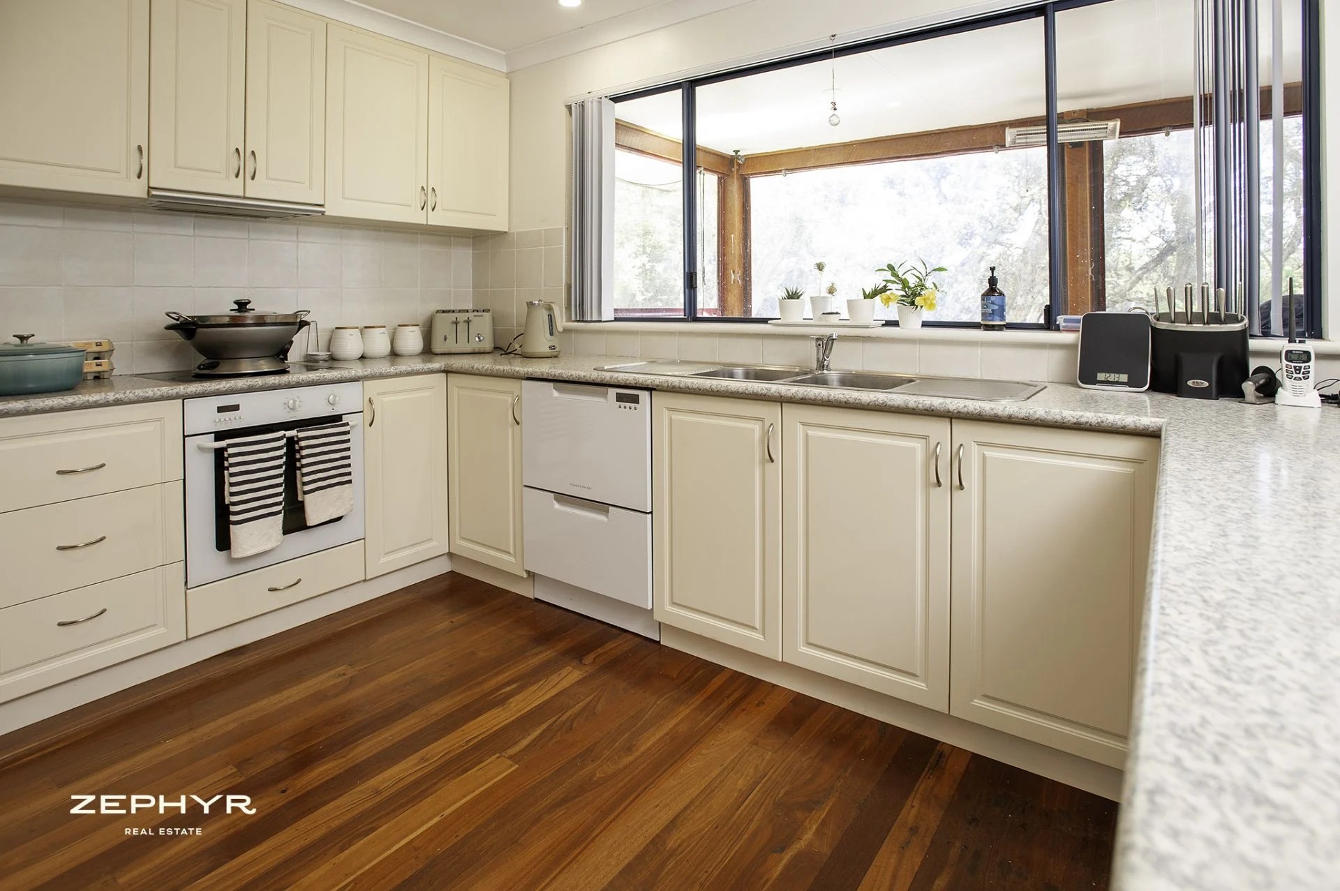 " Houseboat Holidays", Walpole Zephyr Real Estate