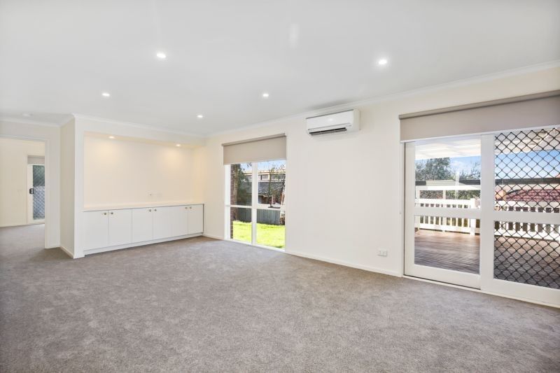 21 Frances Avenue, YARRA GLEN Noble Knight