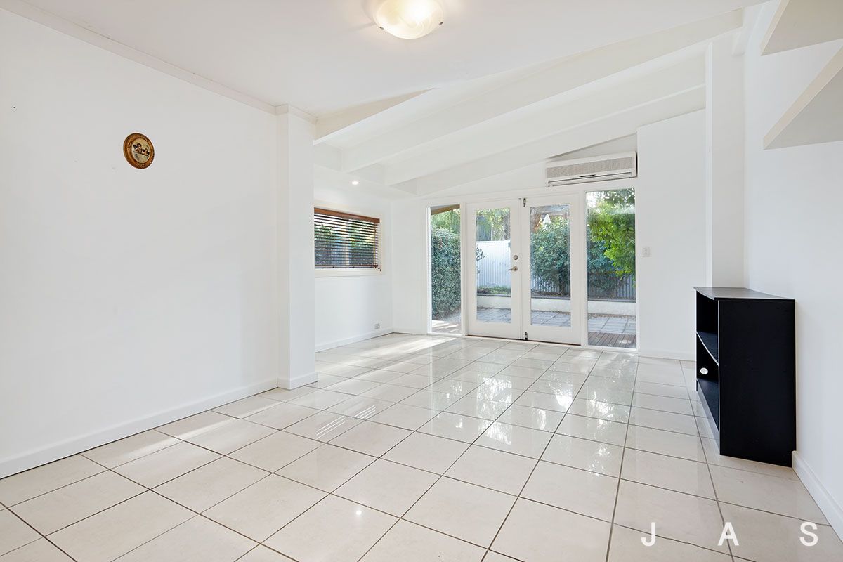 8 Kensington Road, Kensington Jas Stephens