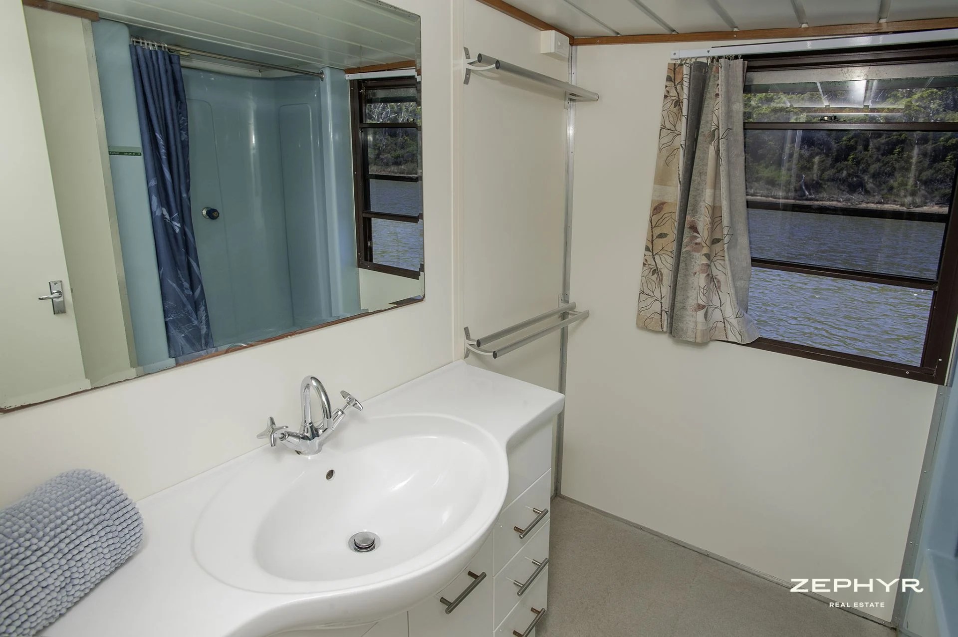 " Houseboat Holidays", Walpole Zephyr Real Estate