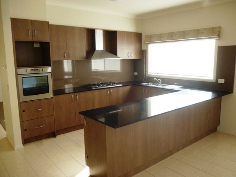 5 Stradbroke Gardens, CAROLINE SPRINGS Sweeney Estate Agents