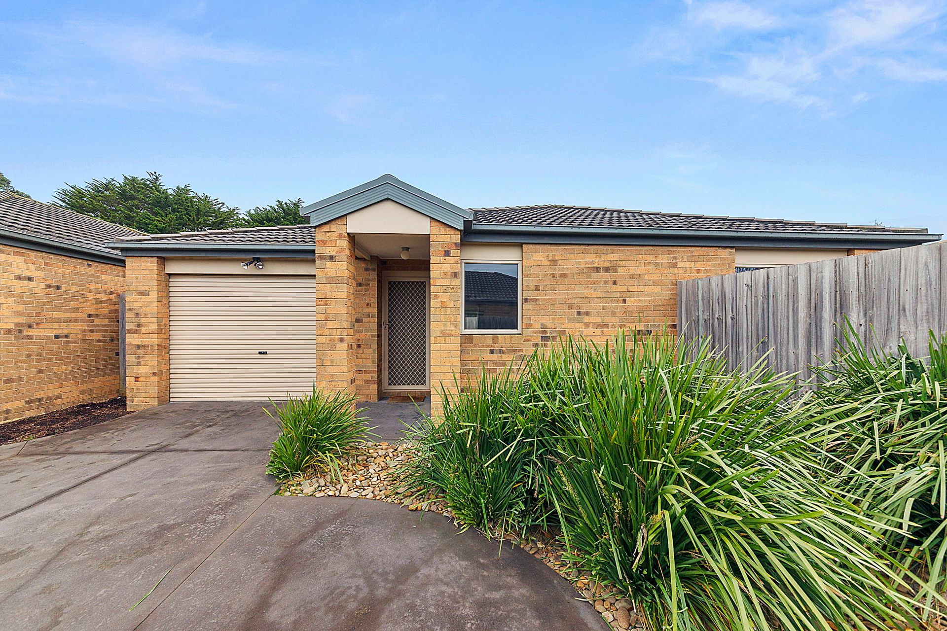 2/5458 Pommel Street, Pakenham OBrien Real Estate