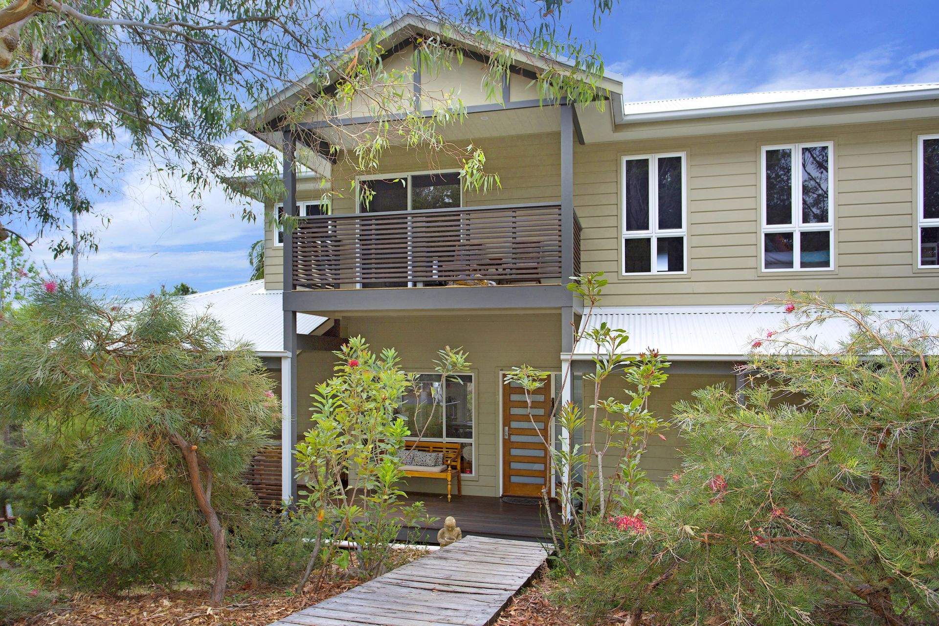 Sold property 1700000 for 1 Treetop Glen Thirroul , NSW 2515